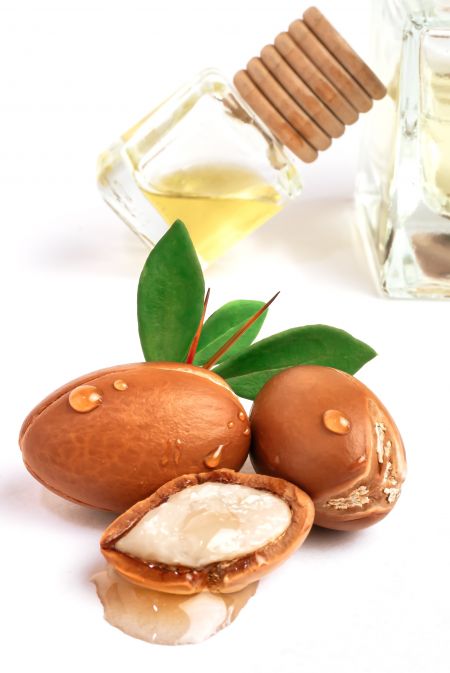 Nourished with argan oil, a miracle ingredient that enhances shine and promotes hair growth, it also moisturizes the hair and reduces breakage.